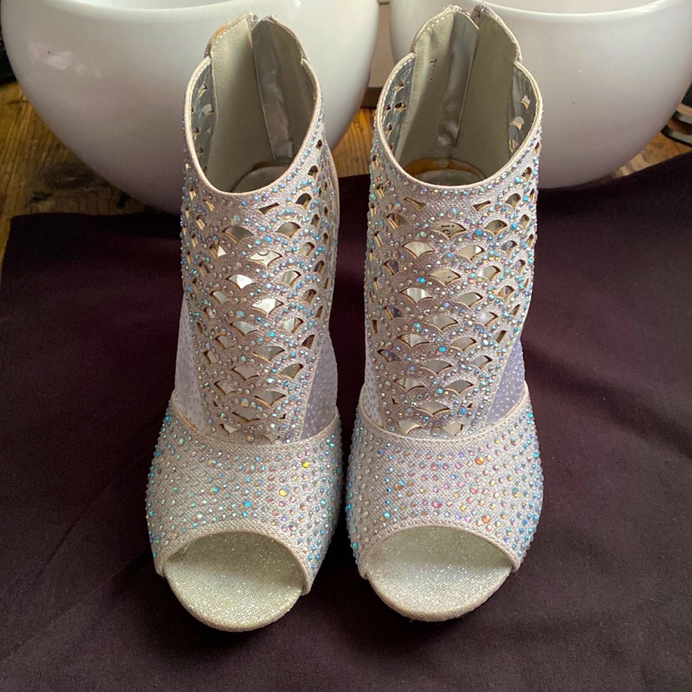 Pierre Dumas silver pee toe shoes - Picture 2 of 12
